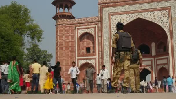 Guardias patrullan la entrada al Taj Mahal — Vídeo de stock