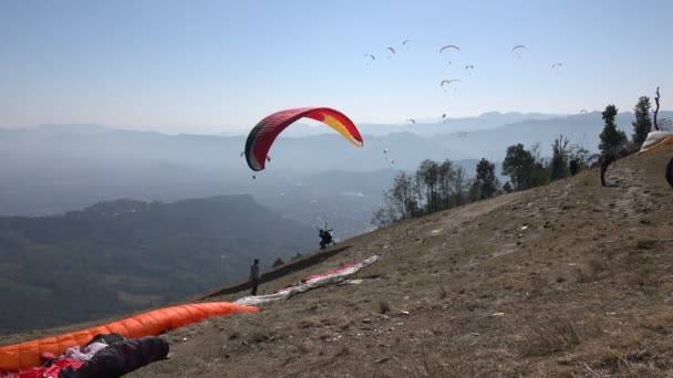 Парапланеристы взлетают с горы — стоковое видео