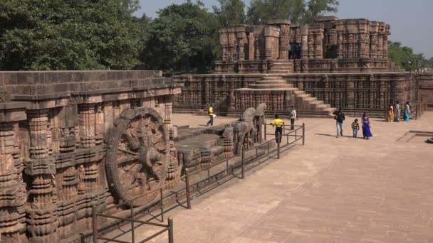 Menschen besuchen den Sonnentempel Konark — Stockvideo