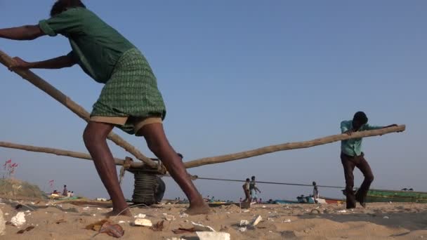 Fishermen pull in a fishing boat — Stock Video