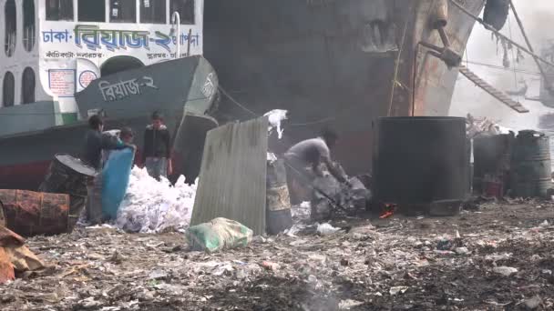 La gente trabaja en un basurero. — Vídeo de stock