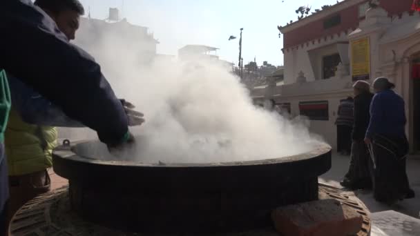 Peregrinos realizam um ritual religioso — Vídeo de Stock