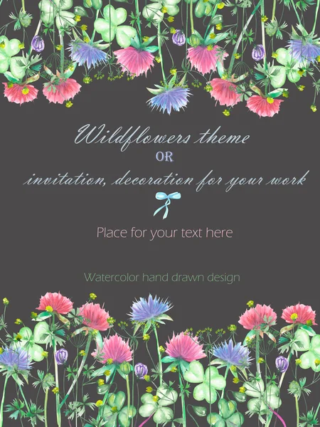 Bakgrund, inbjudningskort, mall vykort med gula blommor, klöver blommor och gräs, hand dras på en mörk bakgrund — Stockfoto