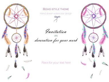 Arka plan, suluboya dreamcatchers ve havada tüyleri ile şablon kartpostal, beyaz bir arka plan üzerine çizilmiş el