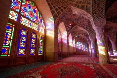 İran 'ın Şiraz kentindeki güzel Nasir-ol-molk Pembe Camii İçi