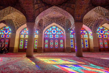 İran 'ın Şiraz kentindeki güzel Nasir-ol-molk Pembe Camii İçi