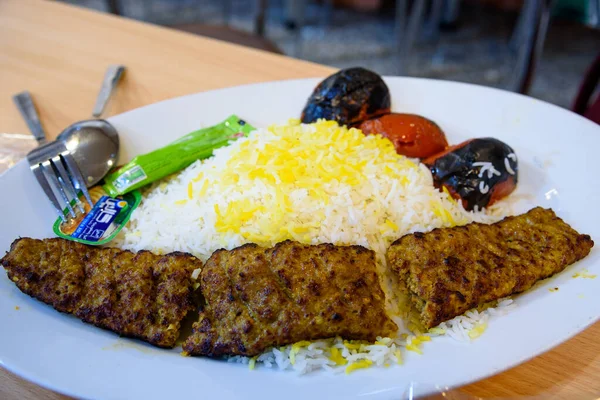 İran Tahran 'da safron beyaz pirinçli otantik İran kebabı