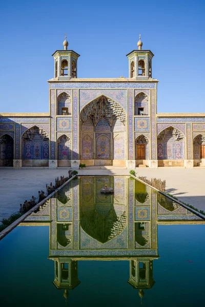 Nasir al Molk camiinin avlusunda ya da daha çok Pembe Cami olarak bilinir.