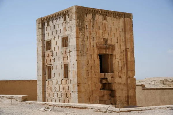 M.Ö. 5. yüzyılda İran 'ın Şiraz kentindeki Zoroaster Küpü veya Ka' ba-ye Zartosht olarak bilinen antik kule.