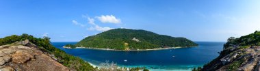 Mersing, Johor, Malezya yakınlarındaki Pulau Dayang adasının tepesinden Pulau Aur adasının panoramik manzarası