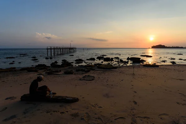 Mersing, Johor, Malezya yakınlarındaki Pulau Aur adasının gün batımı manzarası