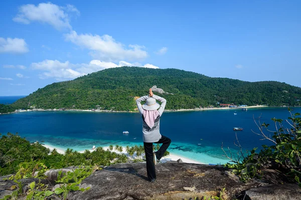 Mersing, Johor, Malezya yakınlarındaki Pulau Dayang adasının tepesinden Pulau Aur adasının manzarası