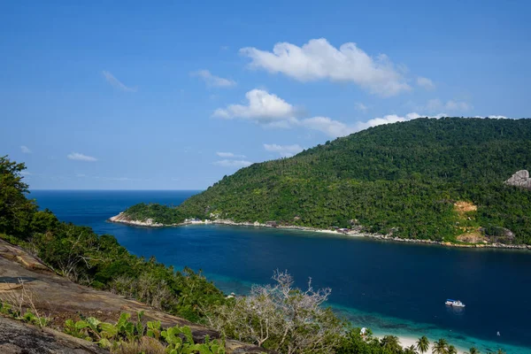 Mersing, Johor, Malezya yakınlarındaki Pulau Dayang adasının tepesinden Pulau Aur adasının manzarası