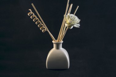 Siyah arkaplanda dekoratif beyaz vazo.