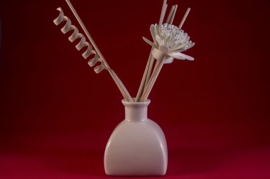 Kırmızı arka plan ile dekoratif beyaz vazo.