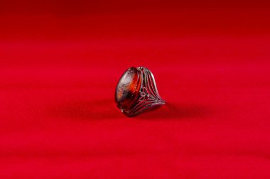 Amber kırmızı bir arka plan üzerinde halka.