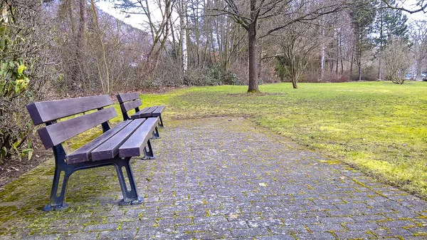 Bänke zum Entspannen im Park. — Stockfoto