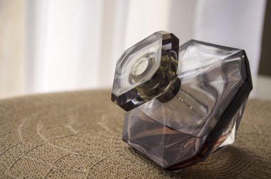 güzel parfüm şişesi.