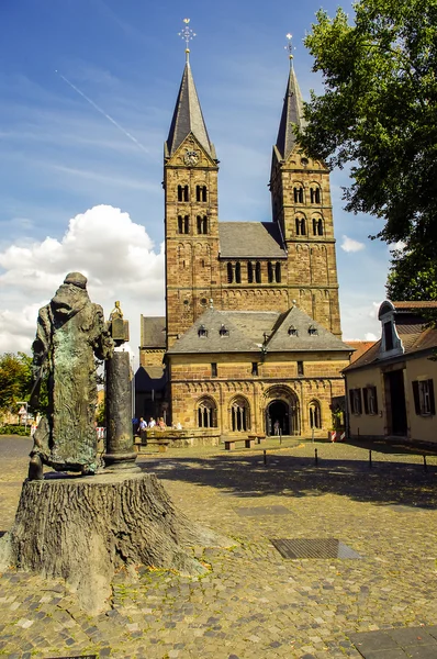 Sculpture sur la place de l'église . — Photo