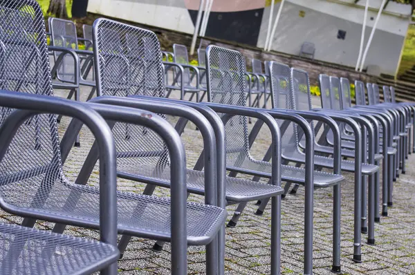 Silber Kunststoff und Metall Stühle — Stockfoto