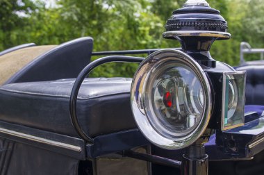 At Binme için siyah vagon.