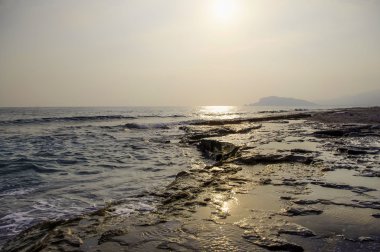 gün batımında deniz kıyısı