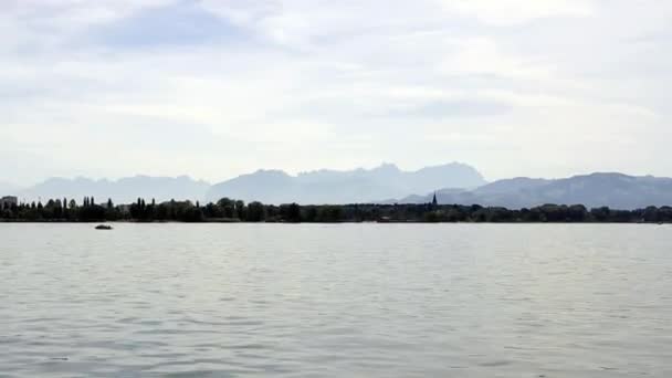 Vue du lac aux montagnes .