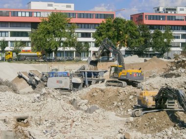 Ekskavatör bina kırmak.