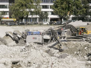 Ekskavatör bina kırmak.