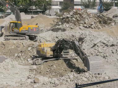 Ekskavatör bina kırmak.