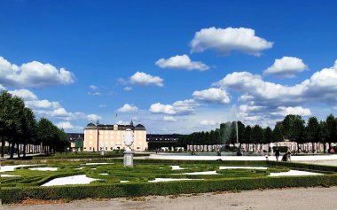 Hırvatistan, Avrupa - 26 Temmuz 2020: Parkın manzarası. Heykel. İnşa ediliyor.