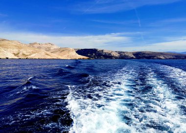 Güzel kıyı manzarası. Deniz. Dağlar.