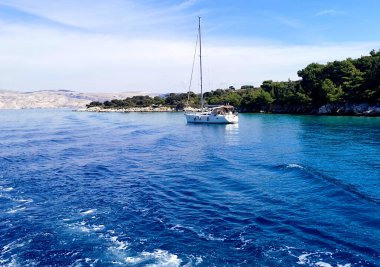 Hırvatistan, Avrupa - 26 Temmuz 2020: Beyaz yelkenli yatlar nehirde denize açıldı. Hırvatistan.