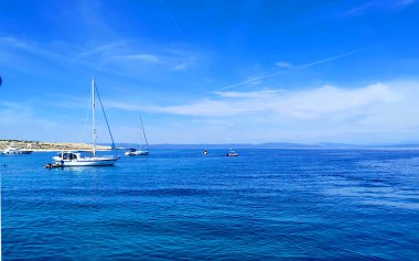 Hırvatistan, Avrupa - 26 Temmuz 2020: Beyaz yelkenli yatlar nehirde denize açıldı. Hırvatistan.