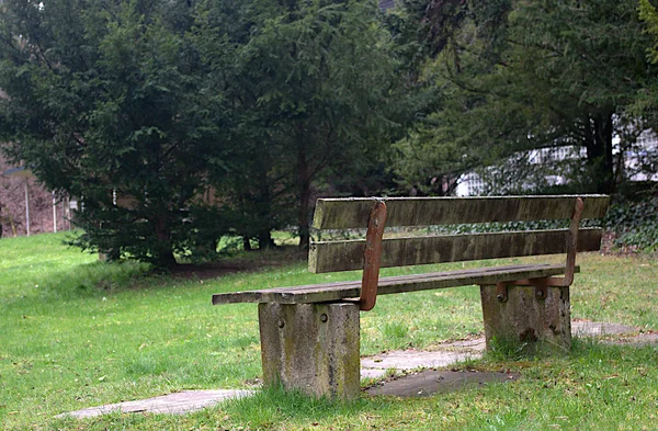Una Panchina Riposo Nel Parco — Foto Stock