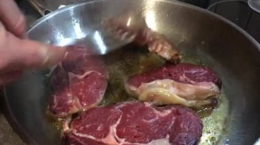 Et parçaları tavada kızarır..