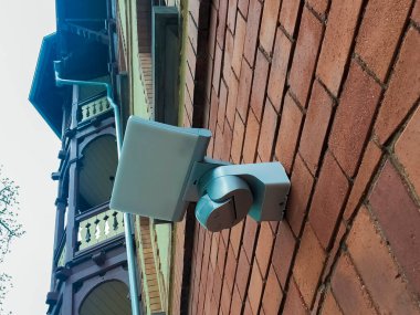 Binanın duvarını aydınlatmak için fener..