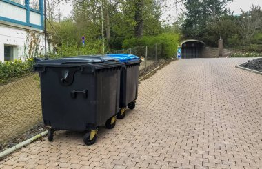 Plastik ve kağıt için atık kutuları.