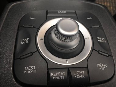 Araba navigasyon kontrol paneli.