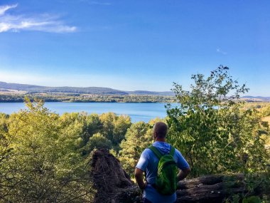 Bir turist güzel bir manzaraya bakar. Göl görünümü.
