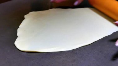 Pizza için hamur yapma süreci.