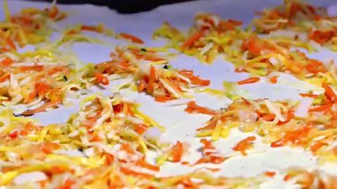 Cam tabakta taze havuç salatası.