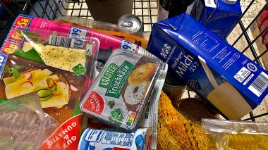 Avrupa, Bad Wildungen, Almanya 15. - 10. 2025: Alışveriş arabasında çeşitli ürünler.