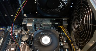 Avrupa, Bad Wildungen, Almanya 25. - 10. 2025: Elektronik devre kartı olan bilgisayar sabit diski