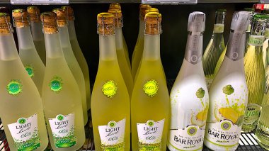 Avrupa, Bad Wildungen, Almanya 30. - 10. 2025: Birbiri ardına bol şaraplı şişeler