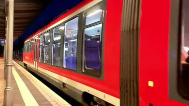  Avrupa, Bad Wildungen, Almanya 16. On bir. 2025: İnsanlar trene binmek için acele ederken istasyondan ayrılan bir trenin görüntüsü.