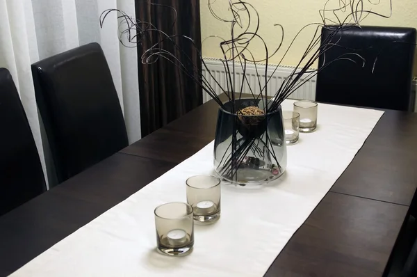 Vaso e velas na mesa . — Fotografia de Stock