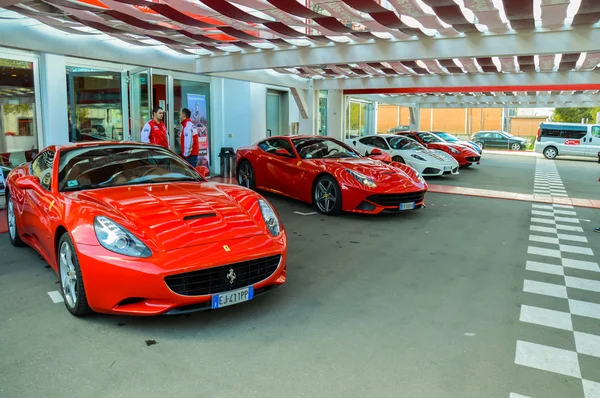 Ferrari på en parkeringsplats. — Stockfoto