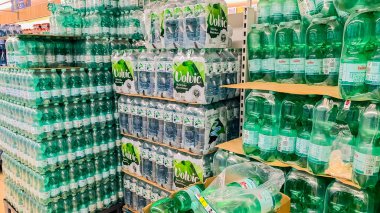 Braunschweig, Almanya, Avrupa 7. 12, 2025: Süpermarkette raflarda satılan boş şişeler