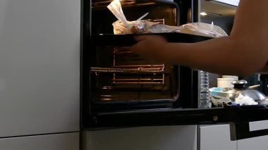 Terbiye edilmiş hindi etini kızartma torbasına koy..